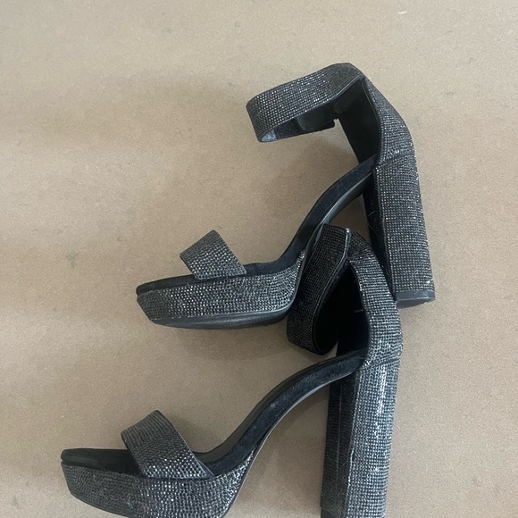 Black high heels - Picture 3 of 3